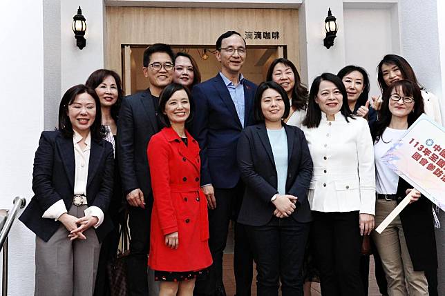 邱若華（前排右3）接任國民黨婦女部主任，率婦團領袖參訪國會。（圖片來源／邱若華臉書）