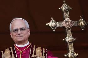 2025年5月8日，新當選的教宗良十四世在梵蒂岡聖伯多祿大教堂的陽台亮相。（美聯社）