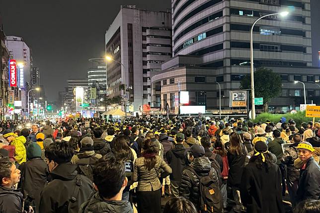 民團號召「冬季青鳥在台北」行動，首波抗議活動18日晚間在國民黨中央黨部前展開。（讀者提供）