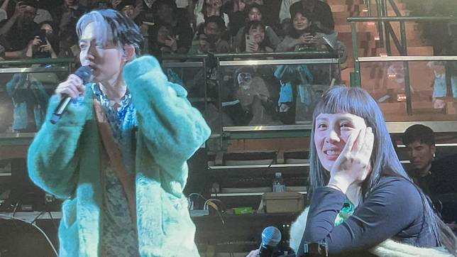 林宥嘉（左）在演唱會尾聲衝下台，替魏如萱獻唱〈心酸〉。（圖／翻攝畫面）