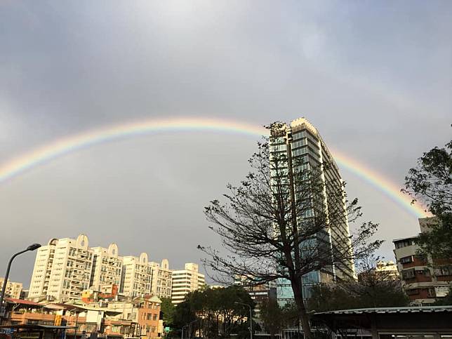 ▲台北市天空出現超完整的大彩虹。（圖／翻攝自天氣職人吳聖宇粉專）