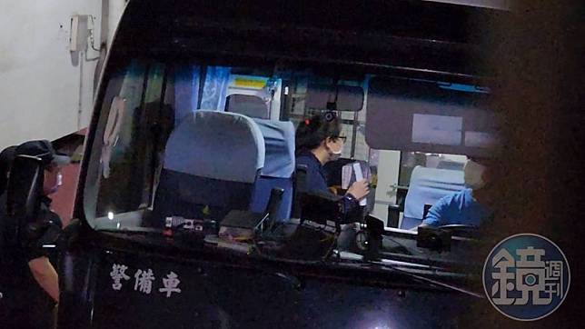 涉虐死1歲男童剴剴的保母劉彩萱（圖）與妹妹劉若琳遭起訴後繼續羈押，搭囚車前往台北看守所。