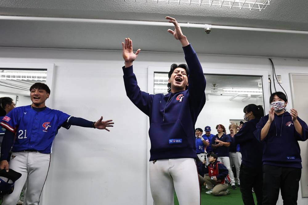 【世棒四強賽】被觸身球打傷腳 陳傑憲喊：明天可以當然一定想上場 | 上報 | LINE TODAY