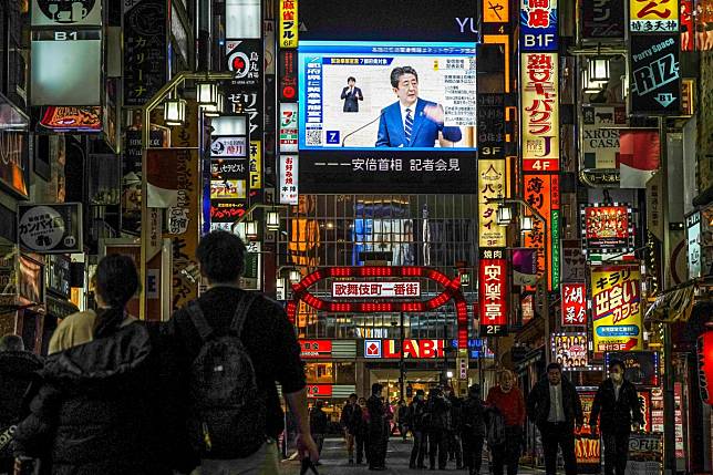 A large screen in Tokyo's famous entertainment district Kabukicho shows Japan's Prime Minister Shinzo Abe declaring a state of emergency over the coronavirus on April 7, 2020. Photo: Reuters