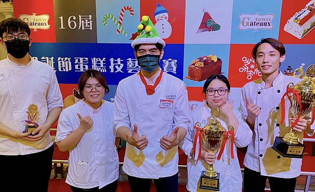 南台餐旅系學生及畢業系友在台灣蛋糕協會耶誕節蛋糕技藝競賽中，表現亮眼，榮獲二金、一銀，一優勝。　（南台提供）