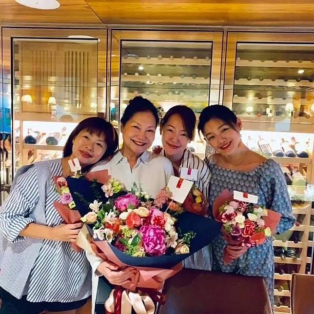 大S（右）2月病逝，S媽（左2）至今仍難以走出喪女之痛。（圖／翻攝自S媽臉書）