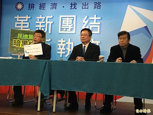 新黨不分區立委候選人邱毅(左起)與國民黨副秘書長蔡正元、張顯耀召開記者會控民進黨養網軍。(記者林良昇攝)