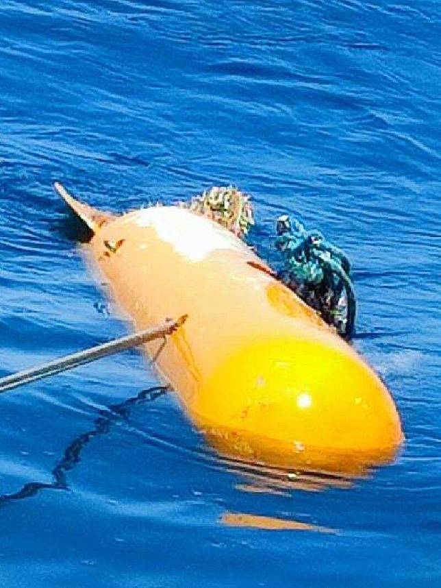 澎湖海洋志工隊在險礁海域發現的海洋觀測儀，至今仍妾身未明。(海洋志工隊提供)