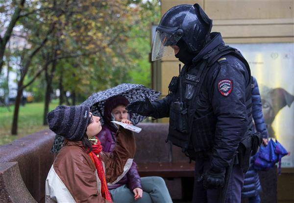俄羅斯警察在莫斯科街上盤查民眾身分，搜尋符合徵召條件者。路透社