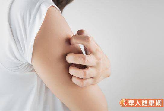 手臂、大腿上一粒粒凸起的紅疹不只影響外觀，粗粗的觸感更是讓人難以忍受。