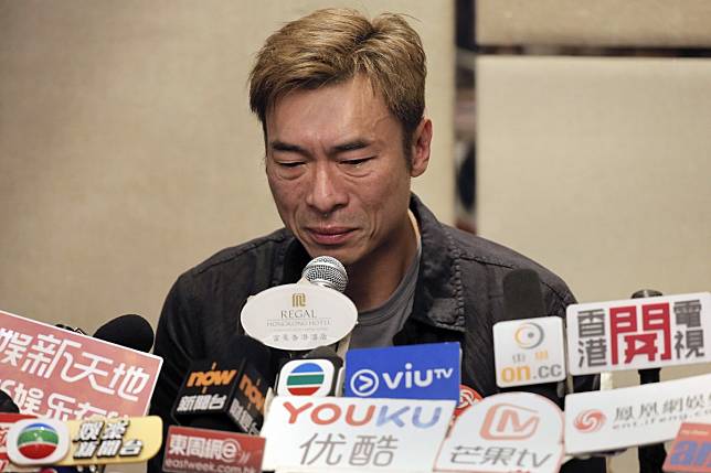 Hong Kong pop star Andy Hui makes a tearful public apology after being caught cheating with actress Jacqueline Wong. Photo: AP