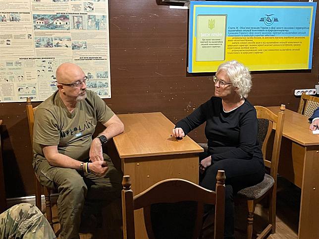  蘭布雷特（右）訪烏時遭遇空襲，與列茲尼科夫進入敖德薩的地下掩體進行會談。（達志影像／美聯社）