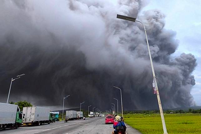 2026年5月2日，菲律賓馬永火山噴出的大量火山灰。美聯社