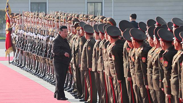 北韓領導人金正恩10月17日視察北韓人民軍第二軍團總部。路透社