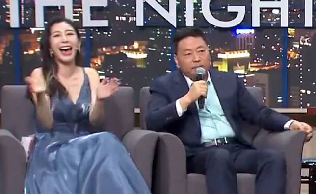 王志安（右）訕笑身障律師，Albee（左）聽完後拍手大笑。（翻攝YouTube影片畫面）