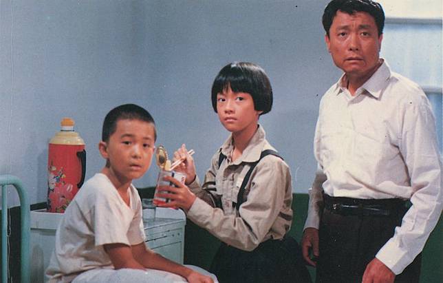 （左起）黃坤玄、李淑楨、林義雄在電影《魯冰花》飾演一家人。林義雄兒子帶著父親生前的《魯冰花》劇本及收藏劇照現身試片現場。國家電影及視聽文化中心提供