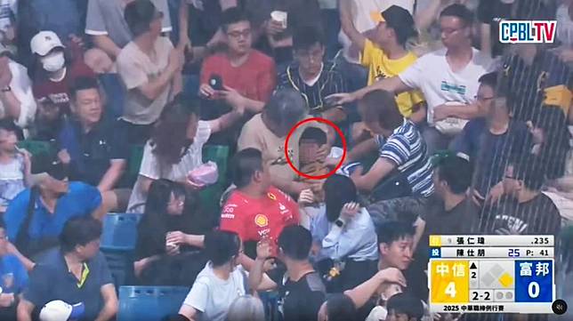 6歲男童在觀眾席遭到界外飛球擊中眼部。（圖／翻攝自CPBL TV）