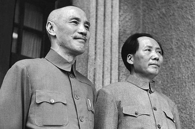 蔣介石與毛澤東鬥了大半輩子，大概不會想到是敗在自己干預太多。1945年重慶談判，蔣介石與毛澤東（維基百科）