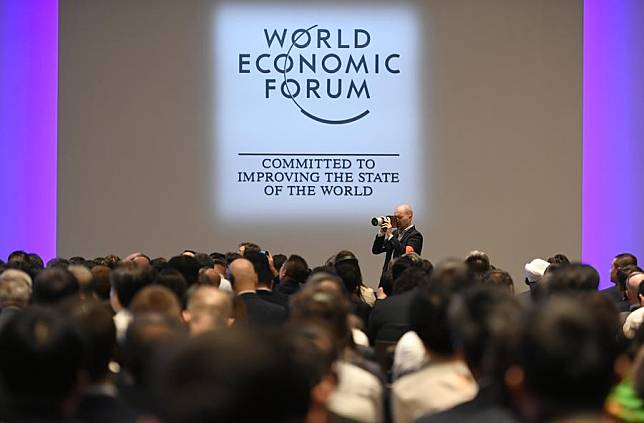 A journalist takes photos at the opening plenary of the 2024 Summer Davos in Dalian, northeast China's Liaoning Province, June 25, 2024. (Xinhua/Lu Yang)