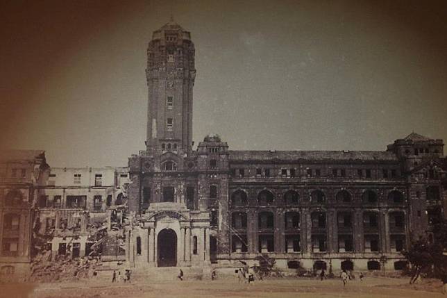 二戰時被轟炸過的台灣總督府。(wikipedia/C.C BY-SA 3.0)