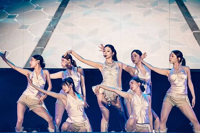 周子瑜（中）前晚登上「高雄啤酒音樂節」唱壓軸。翻攝thinkaboutzu IG
