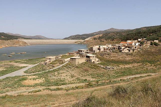 Sfendyli village, formerly half-immersed in Aposelemis dam reservoir, re-emerged due to water shortage, Heraklion, Crete, Greece, June 9, 2018. (Xinhua/Stefanos Rapanis)