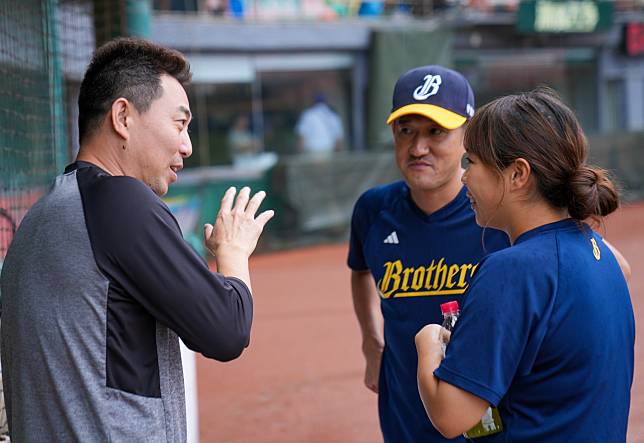 平野惠一賽前像林岳平致歉。（黃以信攝）