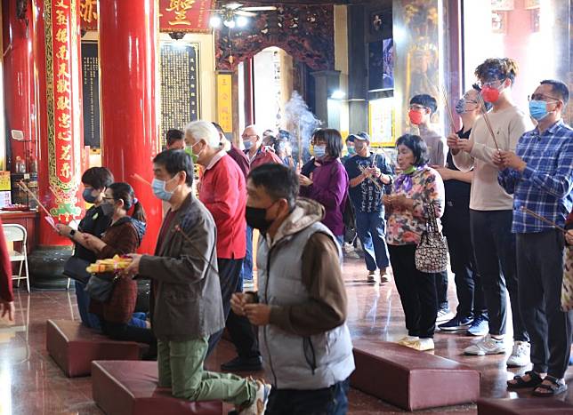 春節大年初一，高雄各寺廟湧入大批民眾參香祈福。（記者許正雄攝）