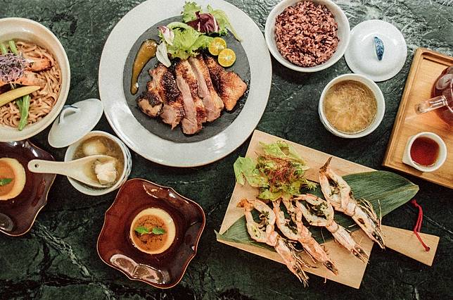 秋冬返家企劃特別推出【雙人返家套餐】，兩人成行就可吃盡南臺灣的藍寶石草蝦與鮮甜鵝排，佐龍虎石斑鮮魚湯與限定甜點。（圖/貳房苑LivinGreen）