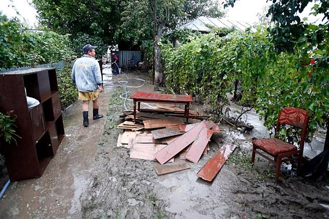 This photo shows a flood-hit courtyard in Galati County, Romania, Sept. 15, 2024. (Photo by Cristian Cristel/Xinhua)