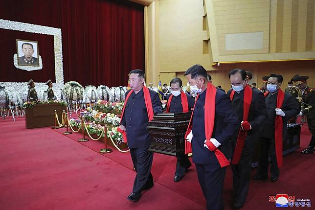 北韓領導人金正恩沒戴口罩出席恩師玄哲海葬禮。（美聯社）