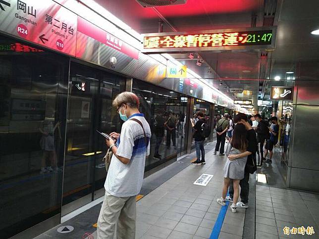 高雄地震搖晃程度大，捷運列車暫停行駛。(資料照)