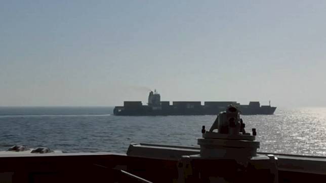 美國海軍驅逐艦史普魯恩斯號（前景）4月19日在荷姆茲海峽海域，開炮攔截伊朗貨輪「圖斯卡號」（後景）。美軍中央司令部X