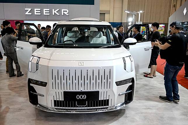 Visitors view a vehicle displayed at the booth of Chinese auto brand Zeeker during opening of Gaikindo Jakarta Auto Week (GJAW) 2024 in Tangerang, Banten province, Indonesia, Nov. 22, 2024. (Xinhua/Agung Kuncahya B.)