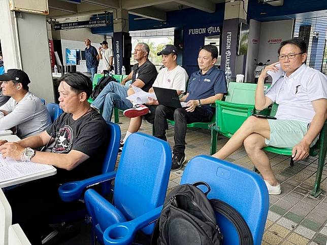台鋼雄鷹總教練洪一中(右)率教練團來看測試會。台鋼雄鷹FB