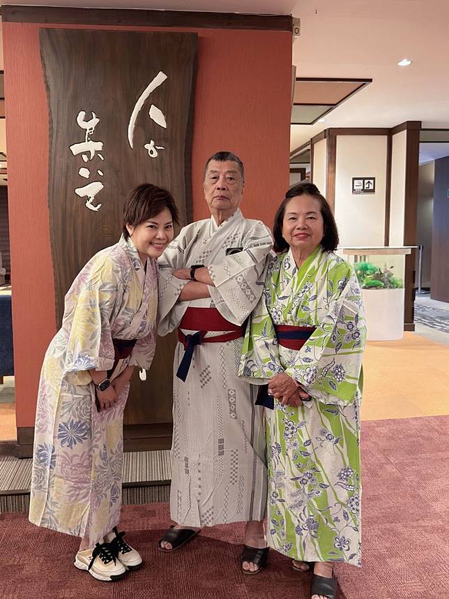 錦雯（左）帶父母入住日本溫泉旅館。民視提供