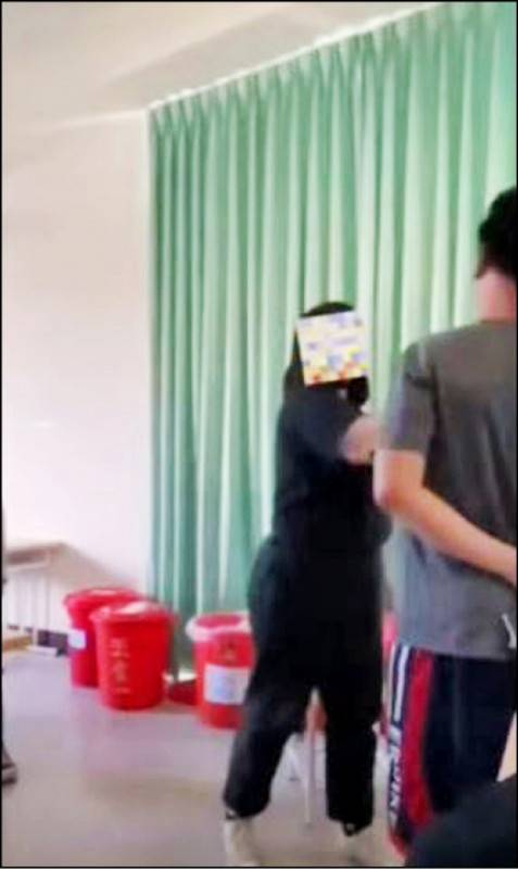 台東縣議員林威志昨天在議會放映某校女生打男巴掌影片。(記者黃明堂翻攝)