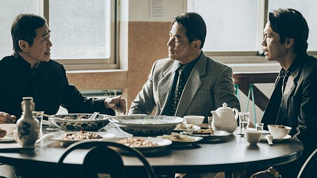 黃鐙輝（右起）、江宏恩在《鹽水大飯店》中宴請湯志偉，卻慘遭奚落菜不道地。公視台語台提供