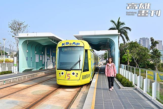 從輕軌鼓山站下車，往台泥鼓山廠登山口進入，木棧道平穩好走，成為登山的新選擇。（圖片來源／高雄畫刊授權轉載，下同）