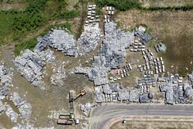 新塭滯洪池在災後緊急調派大量人力，將受損的光電設施打撈上岸，並分為塑膠浮台、光電板及電線，委託不同的回收業者進行處理。照片拍攝於8月上旬。（攝影／謝佩穎）