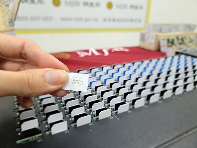 專案小組在台中3處詐騙機房查獲4座插滿電話卡的DMT卡池，共起出2千多張電信卡。調查局提供