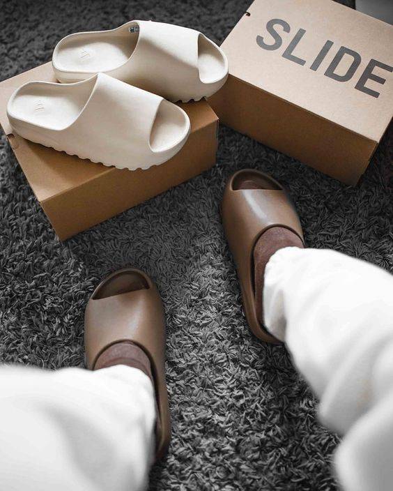 adidas YEEZY SLIDE 相較價格親民，不少人都搶著入手。圖片來源：<a href=