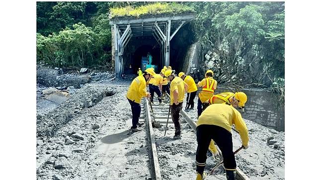台鐵北迴線因豪雨造成土石流毀損鐵道及相關設施，台鐵正積極搶修中。台鐵公司提供