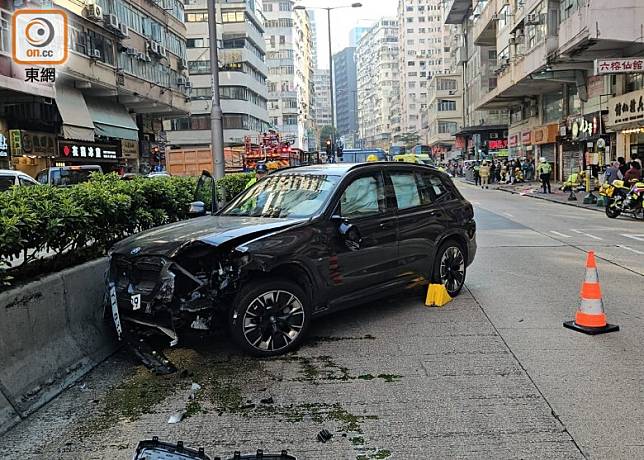 私家車撞向路中花槽停下。(蘇偉明攝)