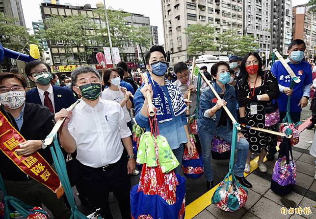 台北客家義民嘉年華活動23日在台北市客家文化主題公園啟動「台北領航」帆船，台北市長柯文哲、民進黨台北市長候選人陳時中(左二)、國民黨候選人蔣萬安(左三)、無黨籍候選人黃珊珊(右三)等人參與，3位候選人全程零互動。(記者羅沛德攝)