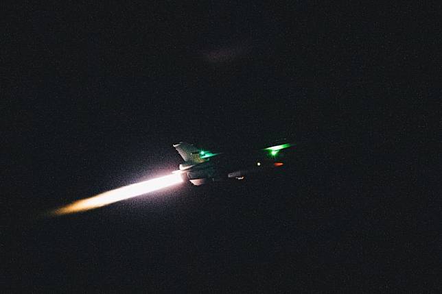 空軍五聯隊F-16V戰機夜間緊急升空。 圖：軍聞社提供