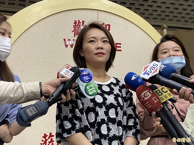 台北市議員簡舒培今上午受訪表示，陳佩琪扯到離婚、紅杏出牆真的是太LOW了，完全搞不清楚被批評什麼，根本就是轉移焦點。(記者楊心慧攝)