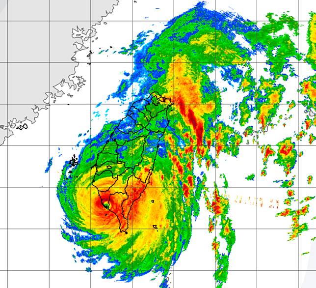 山陀兒颱風終於在今(3)日中午12時40分登陸高雄小港，颱風眼進入南高雄，目前颱風正為南台灣帶來強風豪雨，估計明天仍會影響台灣天氣。 圖：翻攝自中央氣象署官網