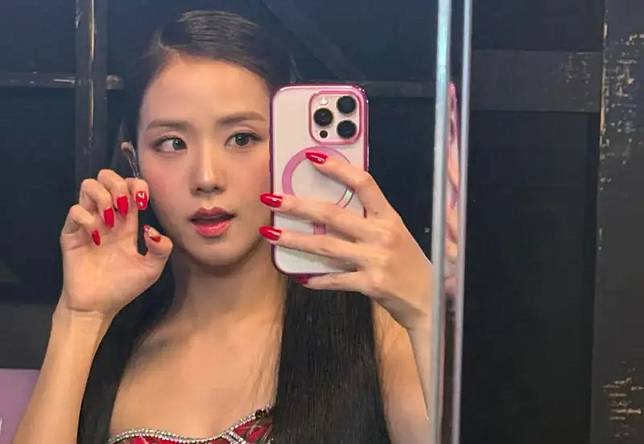 ▲Jisoo即將在「桃園會展中心」舉辦粉絲見面會，活動前開心吃鳳梨酥、小餅乾。（圖／Jisoo IG）