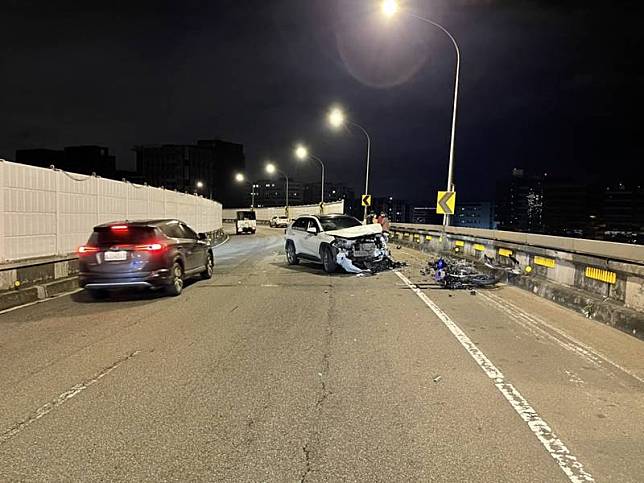 台北市內湖區25日晚間發生死亡車禍，伍姓女子駕車 逆向行駛環東大道並撞上一輛重機和汽車，當場造成 22歲劉姓男騎士摔落至下方平面道路，送醫搶救不 治，現場可看到伍女座車車頭全毀，重機則扭曲變 形。 （翻攝照片） 中央社記者黃麗芸傳真 111年1月26日  
